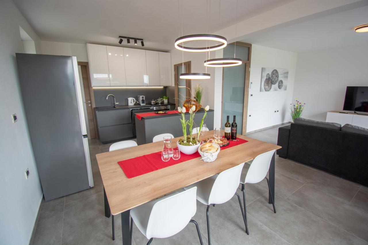 Holiday House Oljka Kobdilj Екстер'єр фото